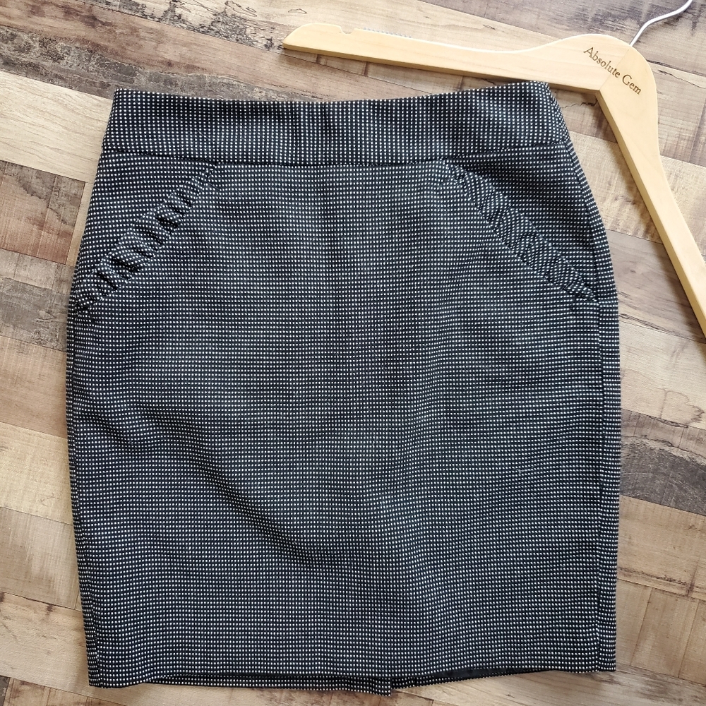 Ann Taylor LOFT Petites Size 0 Black White Polks Dot Pencil Skirt Ruffle Pockets